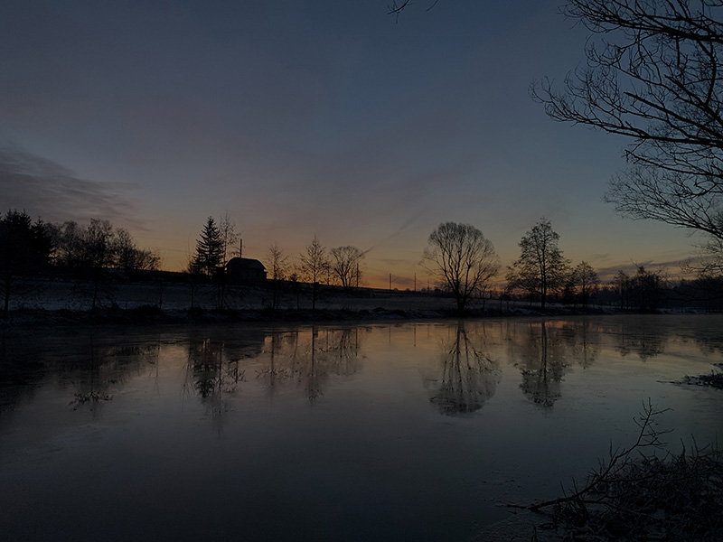 Řeka za soumraku, lednová rybařina